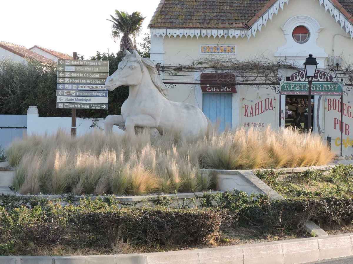 Hotel Le Galoubet Saintes Maries De La Mer Saintes Maries, la crèche de l'église - l'estrangiè e li santoun