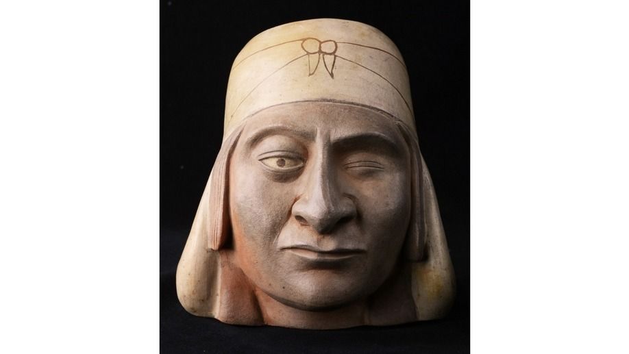 Cet impressionnant portrait d’un homme borgne fut trouvé dans une tombe du site de Huaca de la Luna. Cette ville de la côte nord désertique compta quelque trente mille âmes. L’archéologue Santiago Uceda Castillo, le commissaire de l’exposition, y dirige des fouilles depuis vingt-six ans. Pour lui, « le façonnage de la céramique des Moche atteint une perfection comparable à celui des statues grecques ».