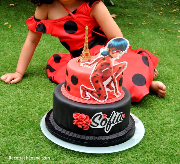 Gâteau d'anniversaire Miraculous en pâte à sucre, gâteau d'anniversaire  Ladybug - Super Gâteaux