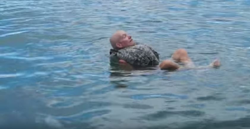 VIDEO - comment se bricoler un gilet de sauvetage avec son pantalon ! -  ActuNautique.com