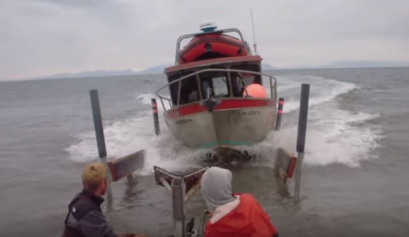 VIDEO - un bateau grimpe sur sa remorque à 15 noeuds - ActuNautique.com