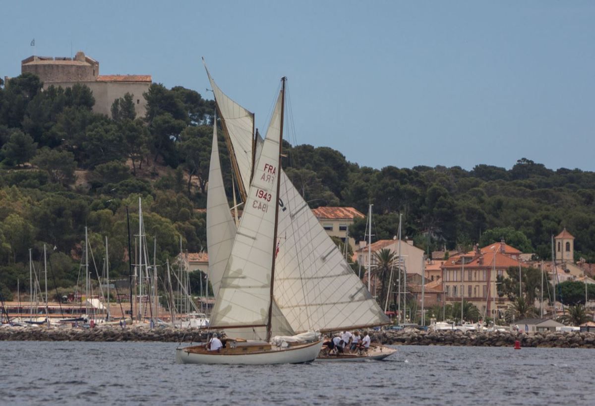 40 voiliers classiques régatent à Porquerolles (83) - ActuNautique.com