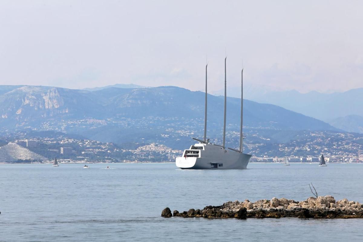 Sailing Yacht A, plus grand voilier privé du monde, a jeté l'ancre à  Antibes - ActuNautique.com