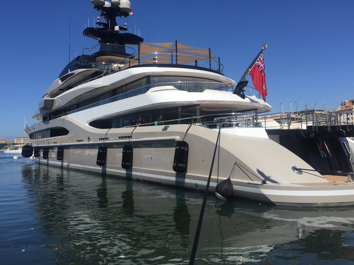 Avec Kismet, le Vieux-Port de Marseille a accueilli le plus grand yacht de  son histoire - ActuNautique.com