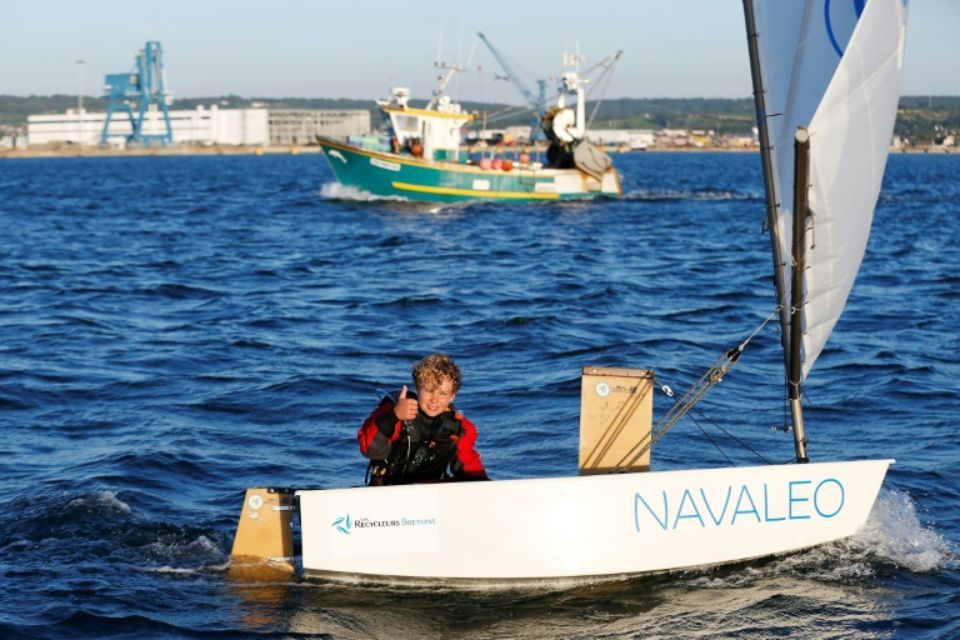 A 12 ans, il bat le record de traversée de la Manche en Optimist ! -  ActuNautique.com