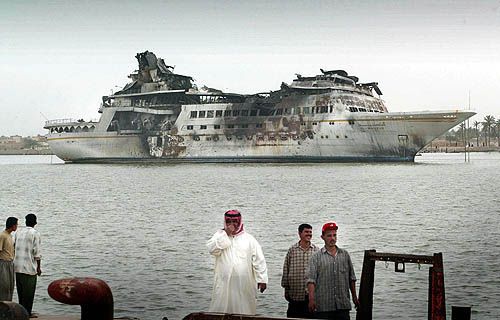 Al Mansur, le second yacht de Saddam Hussein, après une attaque de F14 américains
