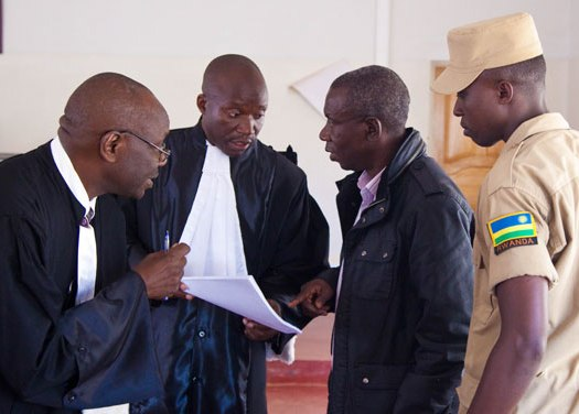 Bandora ari kumwe n'abamwunganira!