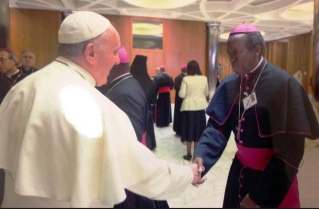 Musenyeri Mbonyintege asezera kuri Papa Francis