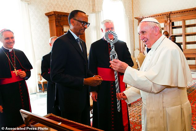Paul Kagame a donné au pontife François un bâton de commandement