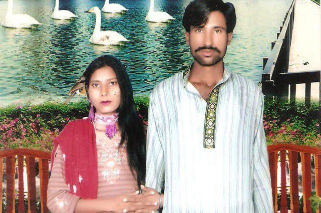Shehzad Masih et son épouse Shama Bibi, enceinte de quatre mois, vivaient sur le site d'une briqueterie du Pendjab, où leur salaire servait à payer une fraction des intérêts d'une dette sans cesse croissante contractée auprès de leur employeur, destin de millions de personnes traitées comme des «esclaves modernes» au Pakistan.