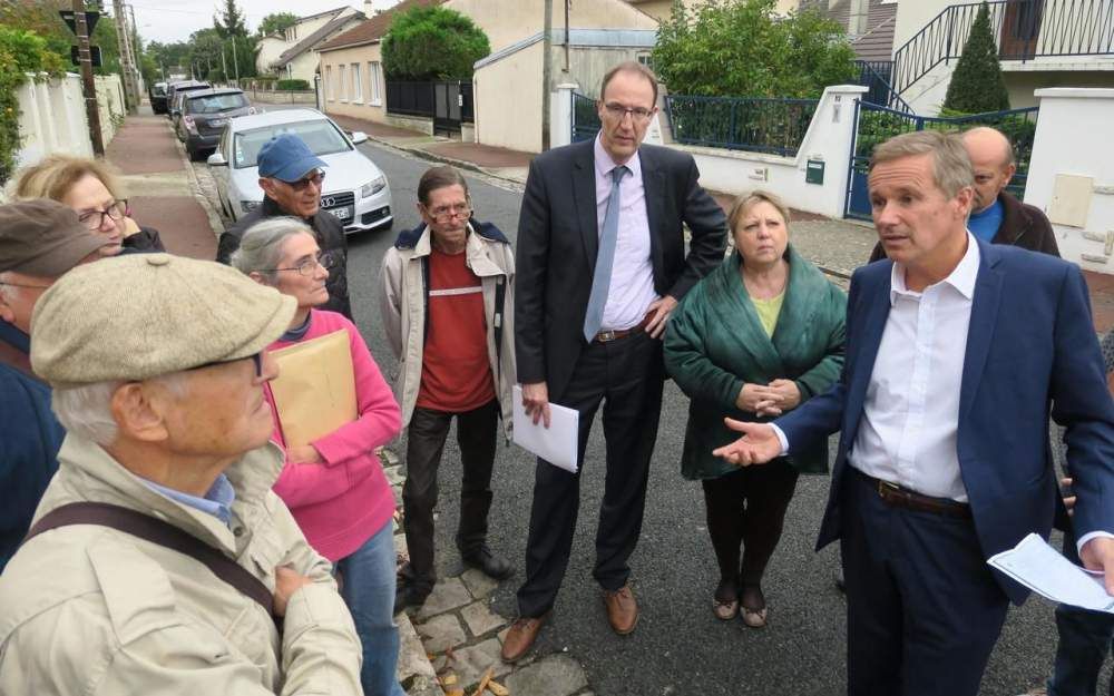 Yerres, ce lundi 2 octobre 2017. Les habitants sont inquiets quant au déploiement prochain de compteurs Linky sur le territoire de leur commune. Olivier Clodong, le maire (SE) (au centre) et Nicolas Dupont-Aignan, le député (DLF) (à droite) sont allés à leur rencontre. LP/N.G.