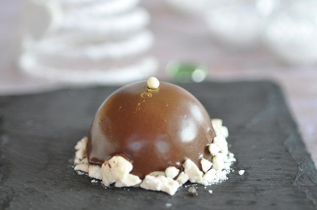 Dôme chocolat coeur de caramel au beurre salé et croustillant praliné -  Blog cuisine avec du chocolat ou Thermomix mais pas que