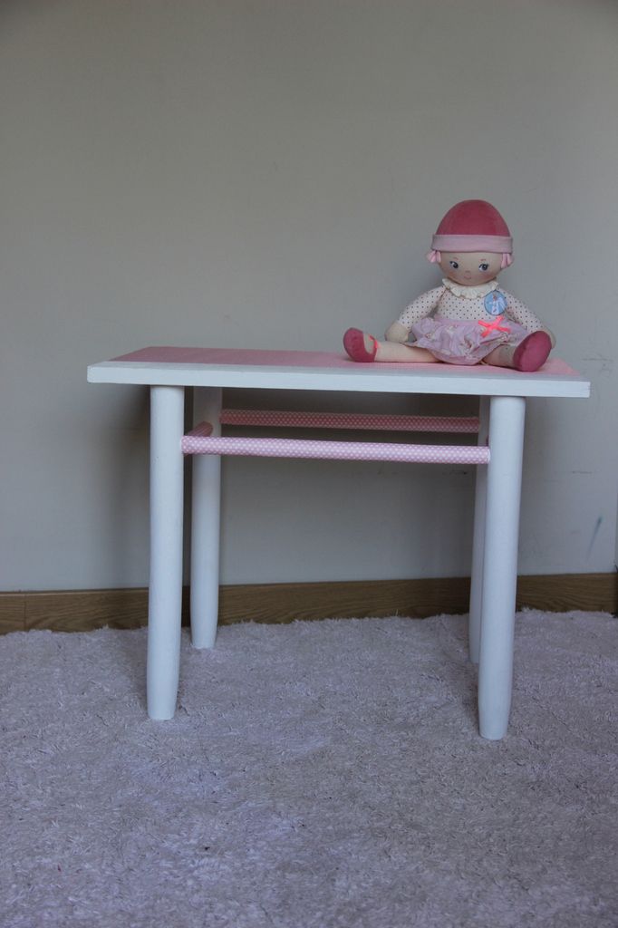 Petite table rose pour jouer à la dinette !
