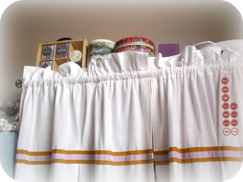 Rideau de cuisine improvisé dans un drap avec du gros-grain et du ruban.