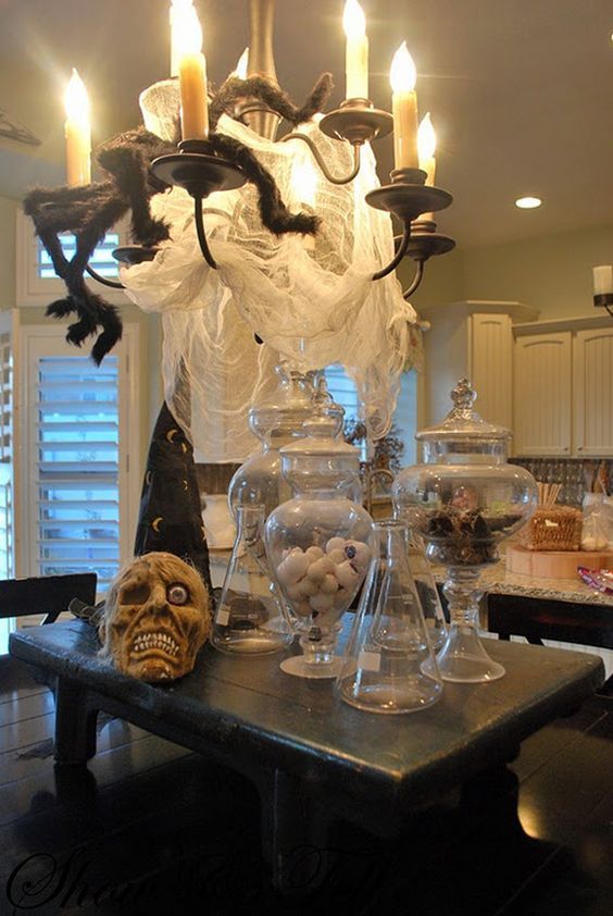 araignée géante accriché au lustre de la cuisine comme décoration pour halloween