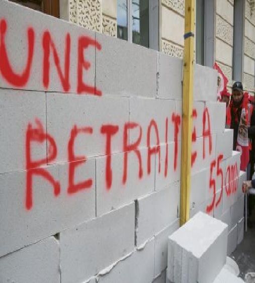 Action de la CGT-Construction devant la Fédération française du bâtiment pour la reconnaissance de la pénibilité du travail, en février 2014. Photo : HAMILTON/REA