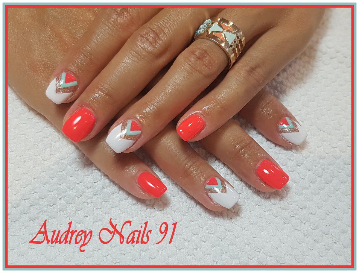 Nail art en gel uv de couleur orange fluo vert pastel et blanc style indien  - Les Ongles d'Audrey 91