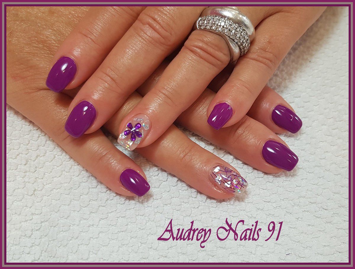 Gel de couleur hypnotic violet + déco strass+ feuilles argentées - Les  Ongles d'Audrey 91