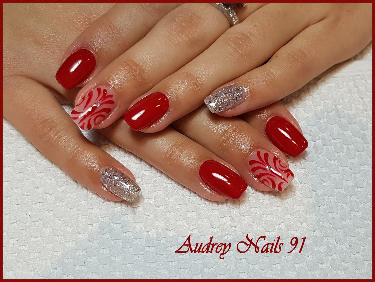 Gel uv de couleur rouge et pailleté argent + nail art arabesques rouges -  Les Ongles d'Audrey 91
