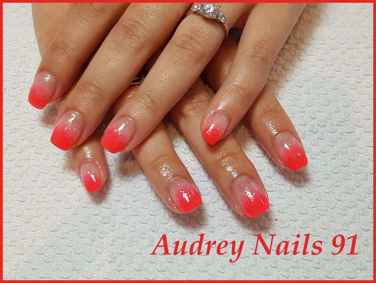 Ongle En Gel Corail Et Blanc Baby boomer corail fluo et paillettes - Les Ongles d'Audrey 91