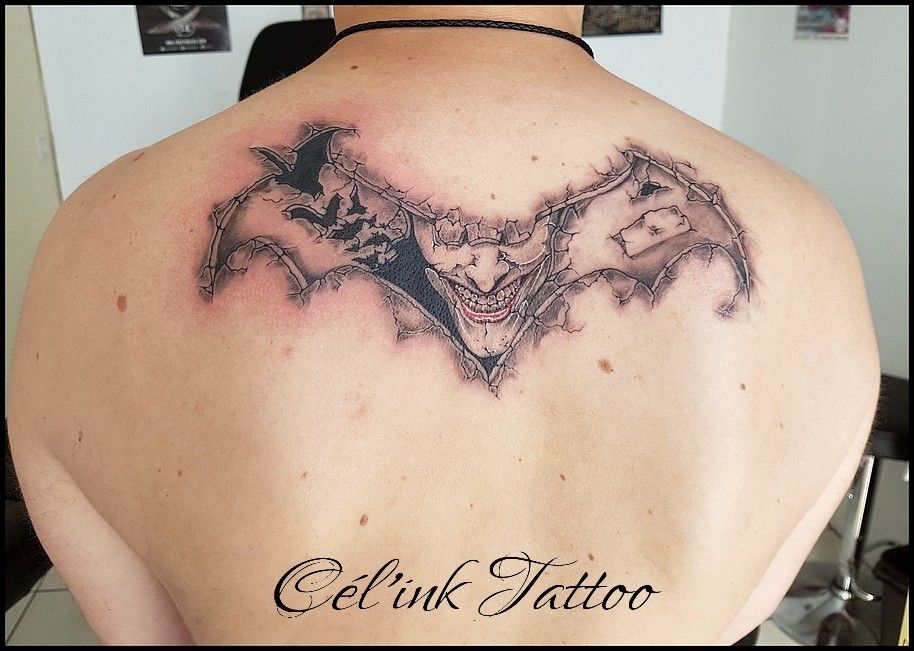 batman logo façon pierre et demi-visage du joker façon pierre aussi. -
