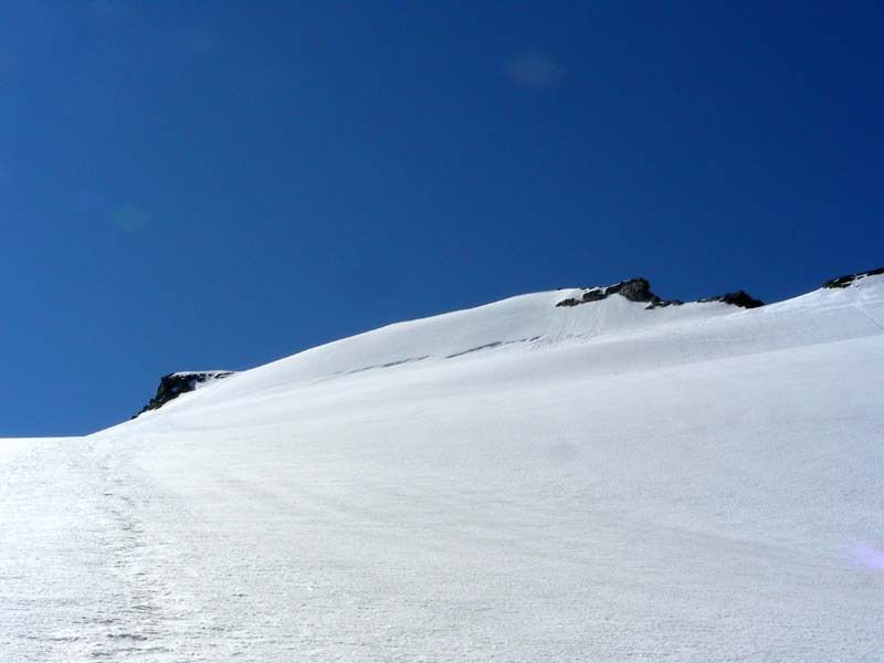 D'abord tout à gauche sur le glacier, puis à droite ( le sommet est bien le chapeau rocheux de gauche)
