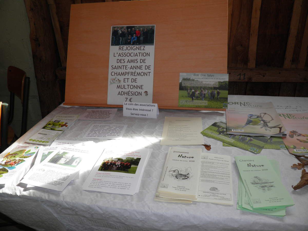 Le « coin des associations » permettait aux visiteurs de se documenter sur les différentes organisations dont les membres se retrouvent à Champfrémont.