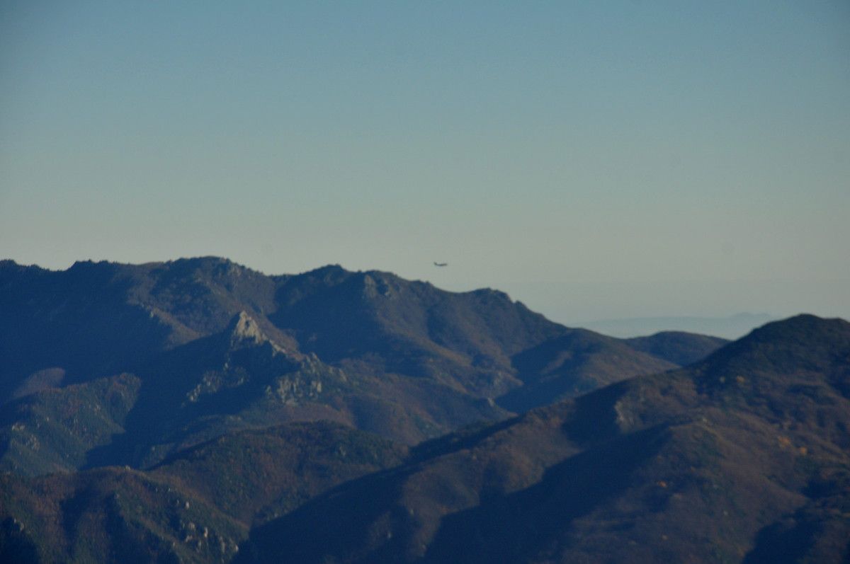 Un p'tit avion pas si petit mais encore loin dans ce paysage de montagne.
