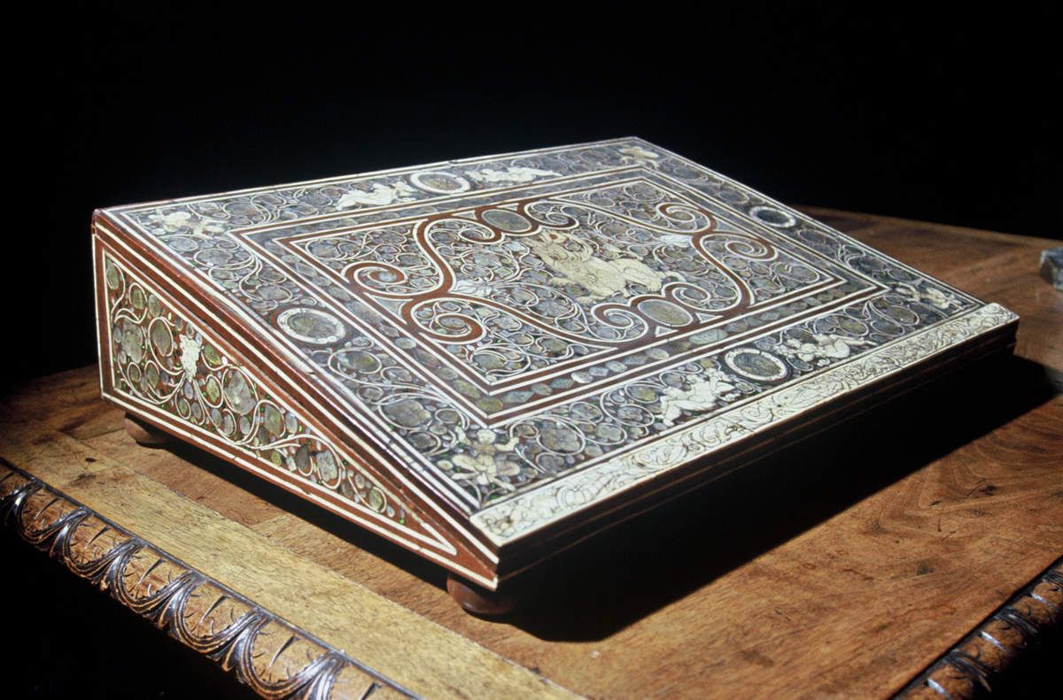 ANONYME VÉNITIEN, XVIIe SIÈCLE Ecritoire Noyer incrusté de nacre coloré Fondation Nationale des Arts Graphiques et Plastiques Hôtel Salomon de Rothschild inv. R1277 © FNAGP