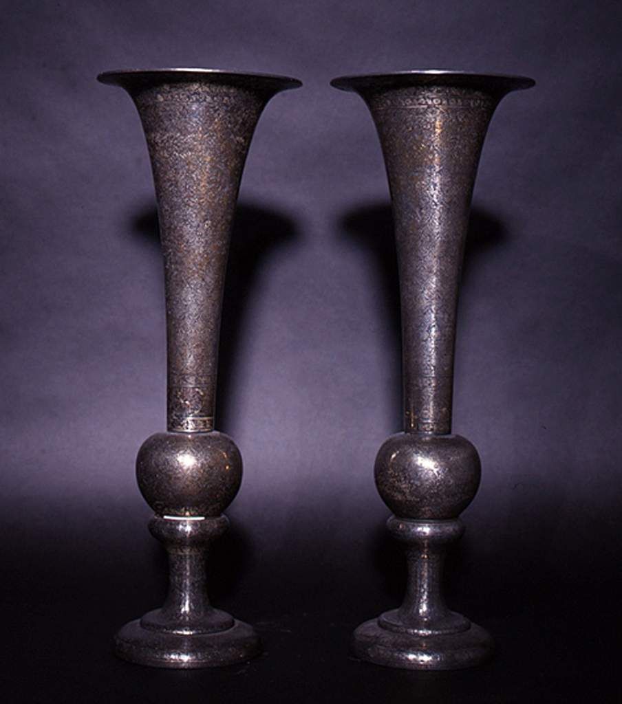 ANONYME IRANIEN, XIXe SIÈCLE Deux vases cornets Alliage d’argent Fondation Nationale des Arts Graphiques et Plastiques Hôtel Salomon de Rothschild R 1428 © FNAGP