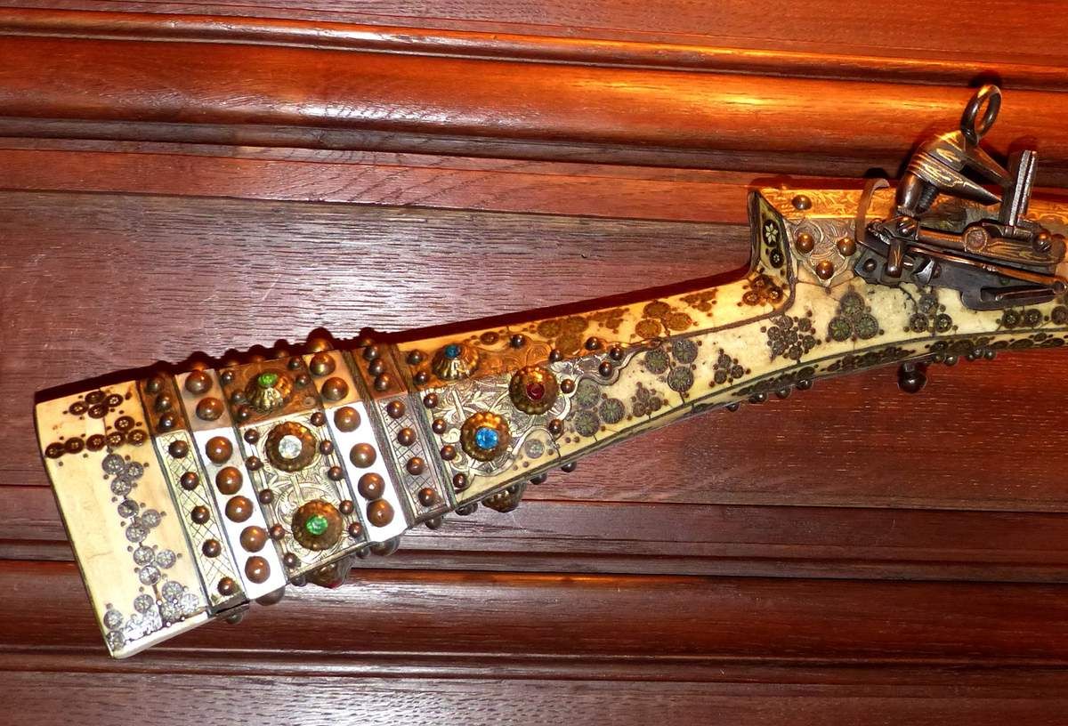 ANONYME TURC, FIN DU XVIIIe SIÈCLE Détail du manche d’un fusil Tufek Ivoire teinté, bronze, or, pierres Fondation Nationale des Arts Graphiques et Plastiques Hôtel Salomon de Rothschild, inv. R870 © FNAGP