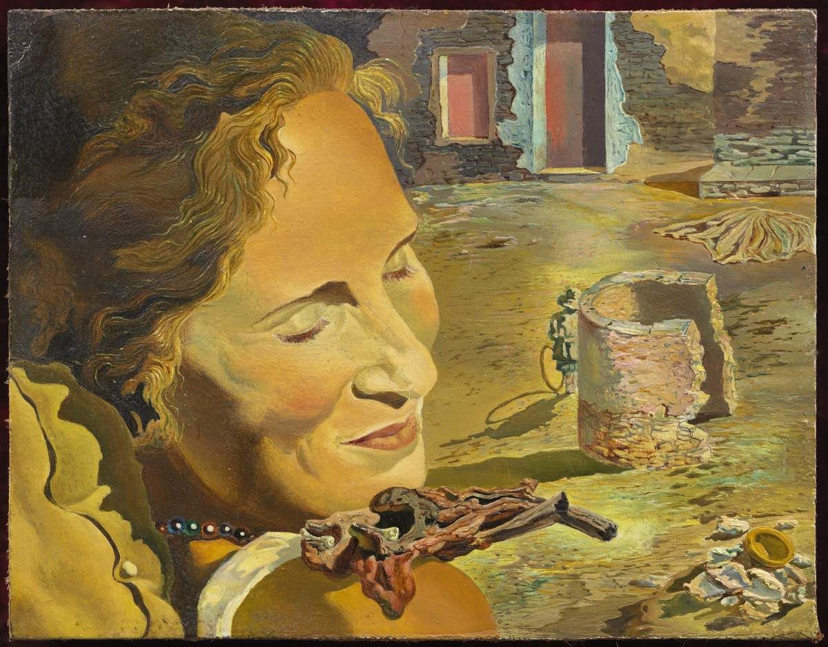 Salvador Dalí. Portrait de Gala portant deux côtelettes en équilibre sur son épaule, c. 1934. Fundació Gala- Salvador Dalí, Figueres. © Salvador Dalí, Fundació Gala-Salvador Dalí, VEGAP, Barcelona, 2018.