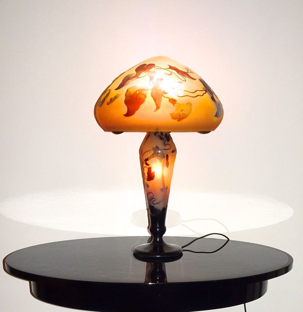 Lampe de table avec un décoration floral dégagée à l’acide, 54cm, 1910 © Emile Galle © Galerie Tandem