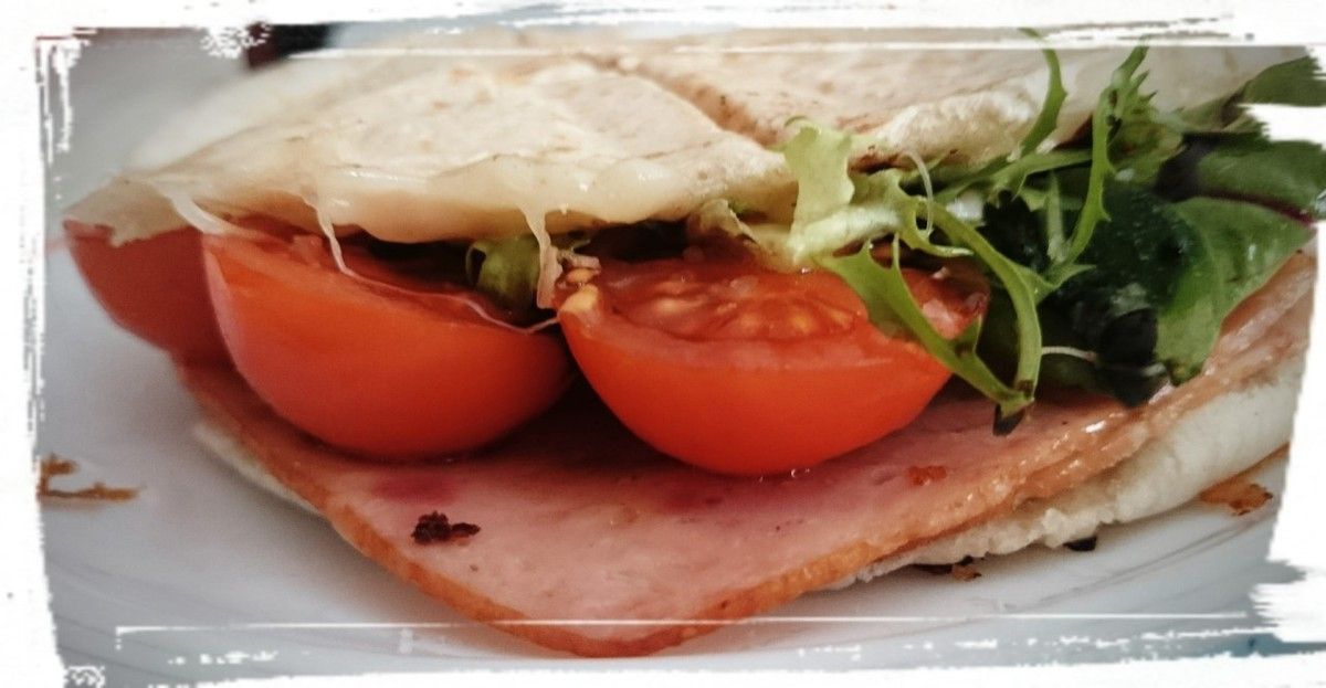 Sanwich de pan de pita con jamón trufado