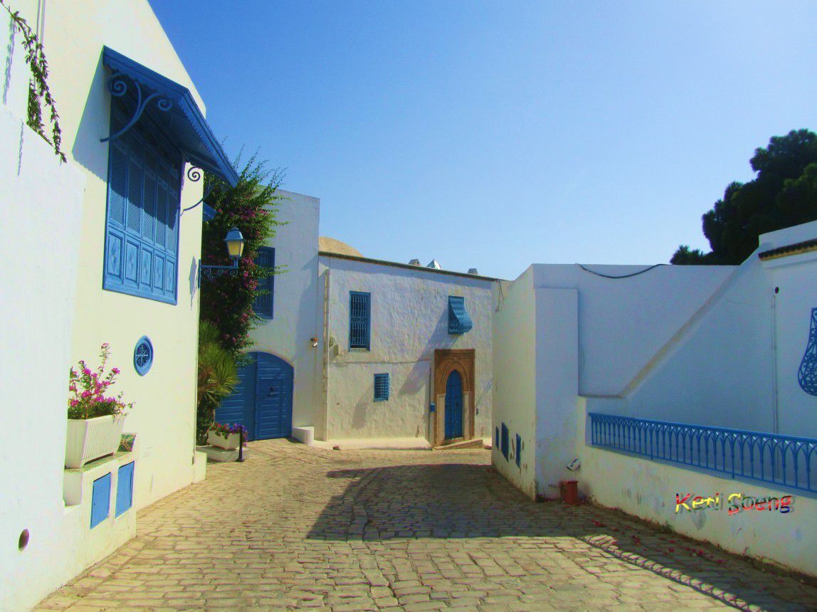 Sidi Bou Said. Este pueblo, que asoma desde lo alto al golfo de Túnez, es centro de peregrinación del sufismo desde que en el siglo XIII se instaló aquí el sufí Sayyid Abu Said Kalafa Ibn Yahya Al-Temimi Al-Beji (Sidi Bou Said) después de su peregrinación a La Meca.