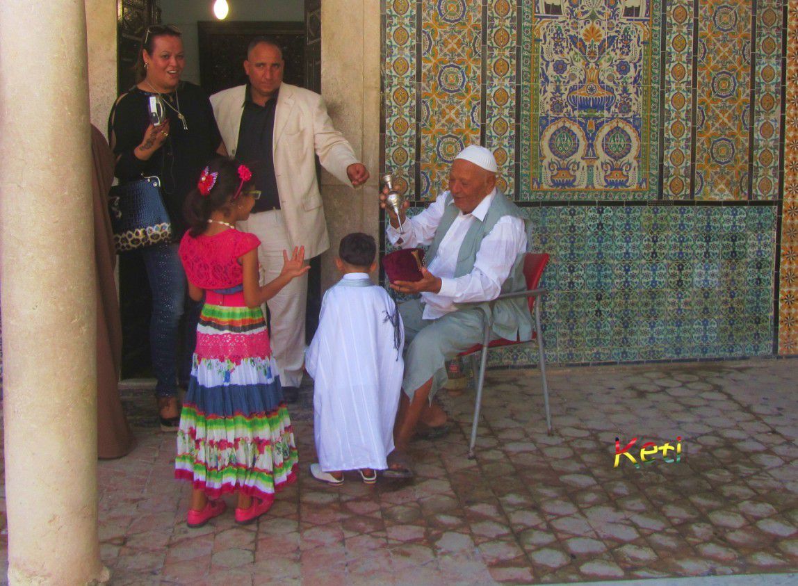 Zaouia Sidi Sahab (Kairouan). Aquí se enuentra un foudouk (fonda) para los pergrinos, una madraza, una mezquita y el mausoleo de Sidi Sahab, acompañante de Mahoma que guardaba tres pelos de la barba del profeta (al parecer, aquí no se encuentra ni su cadáver ni mucho menos los tres pelos) Allí acuden también las familias con sus pequeños para celebrar el rito del la circuncisión.