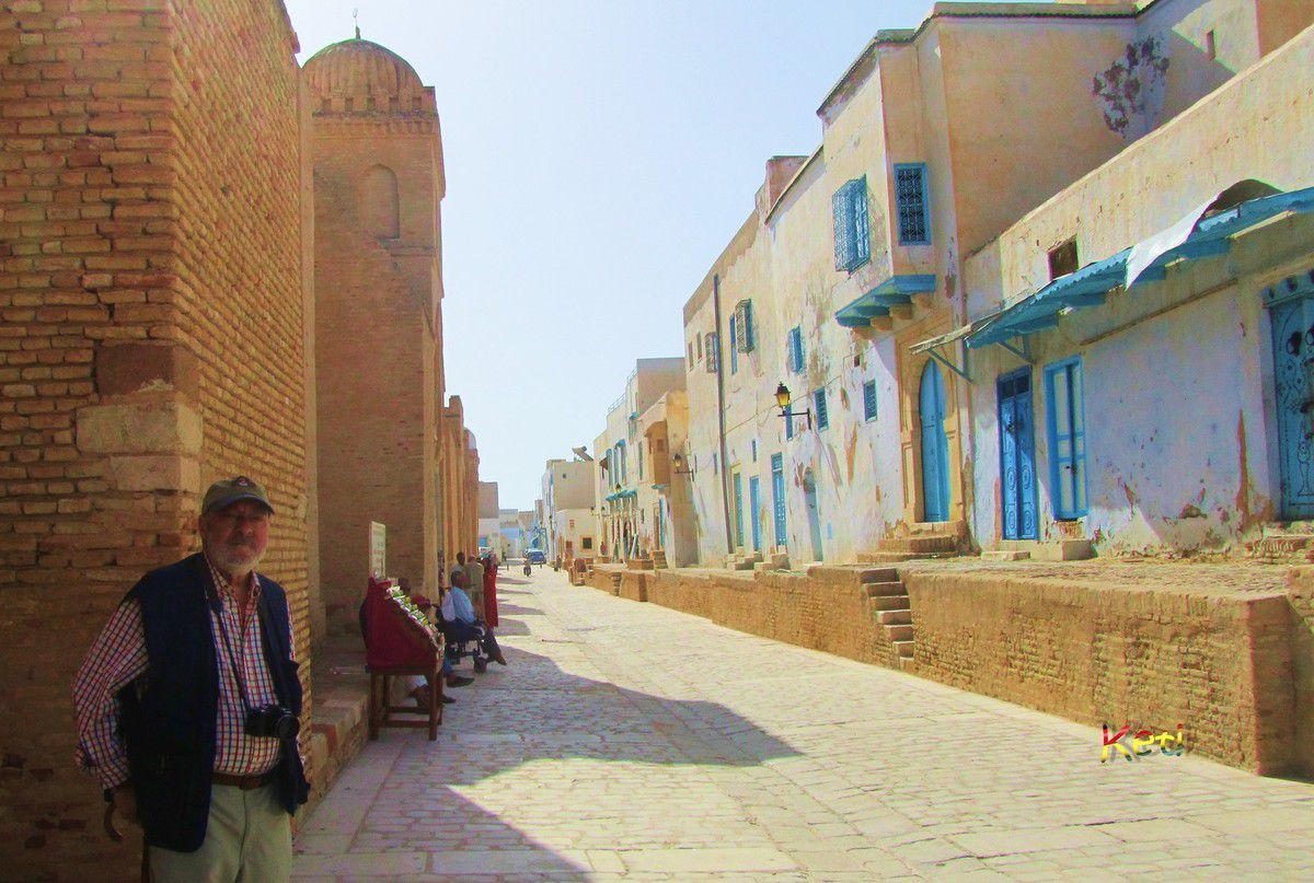 Kairouan. Gran Mezquita, cuarto lugar de peregrinación del mundo islámico (s.IX). Cinco veces al día los fieles son llamados a la oración por el almuédano. Las arcadas del patio y las columnas de la sala de oración , sus fustes y capiteles son todos distintos, traídos aquí de otras construcciones romanas y cristianas.