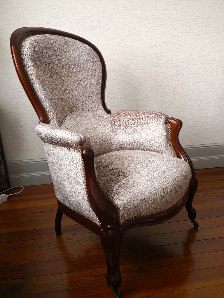 Couverture d'un fauteuil Pompadour et vernis.