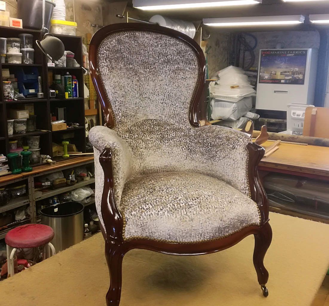 Réfection et vernissage d'un fauteuil Pompadour en acajou