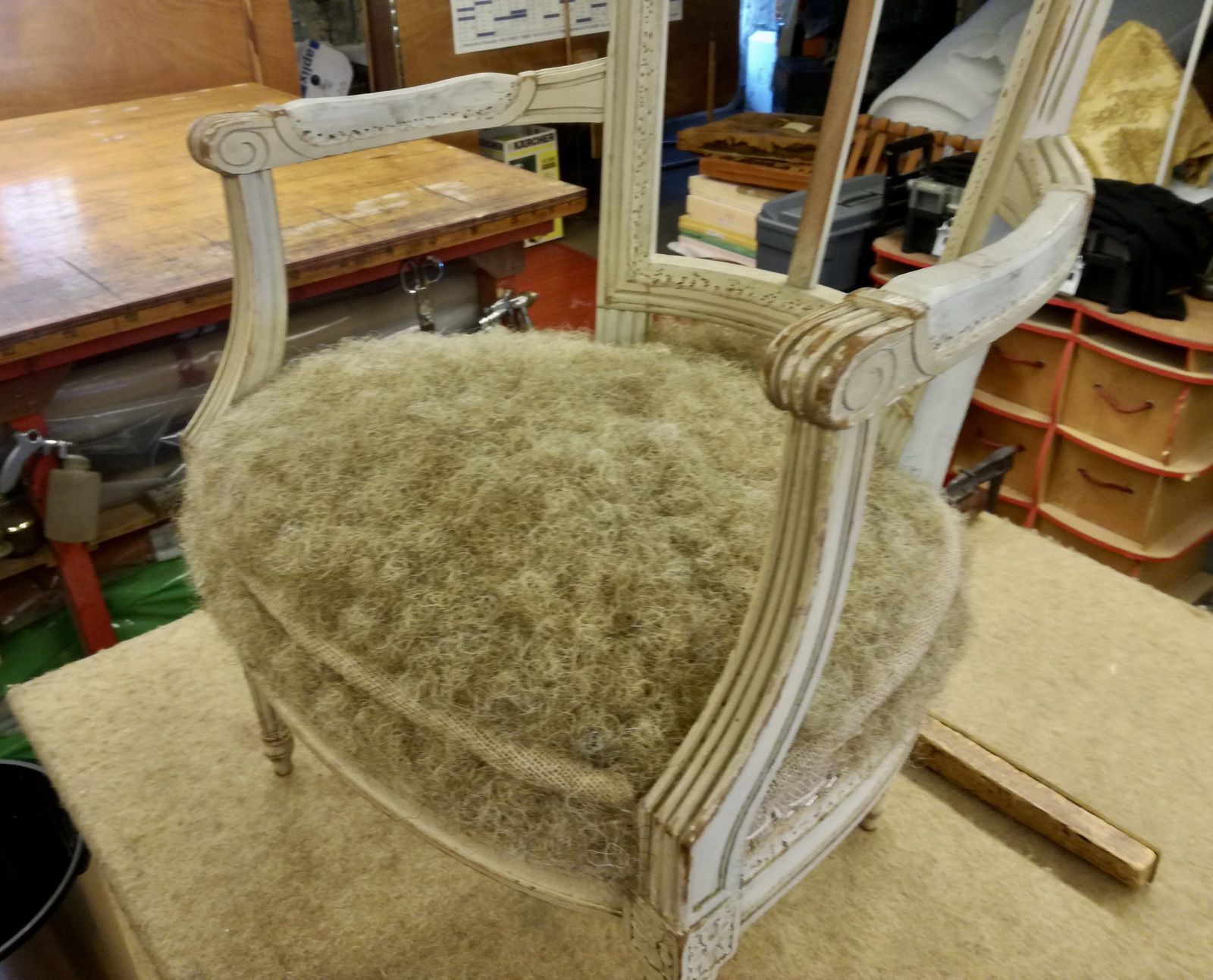 Réfection garniture traditionnelle fauteuil Louis XVI - La Rochelle