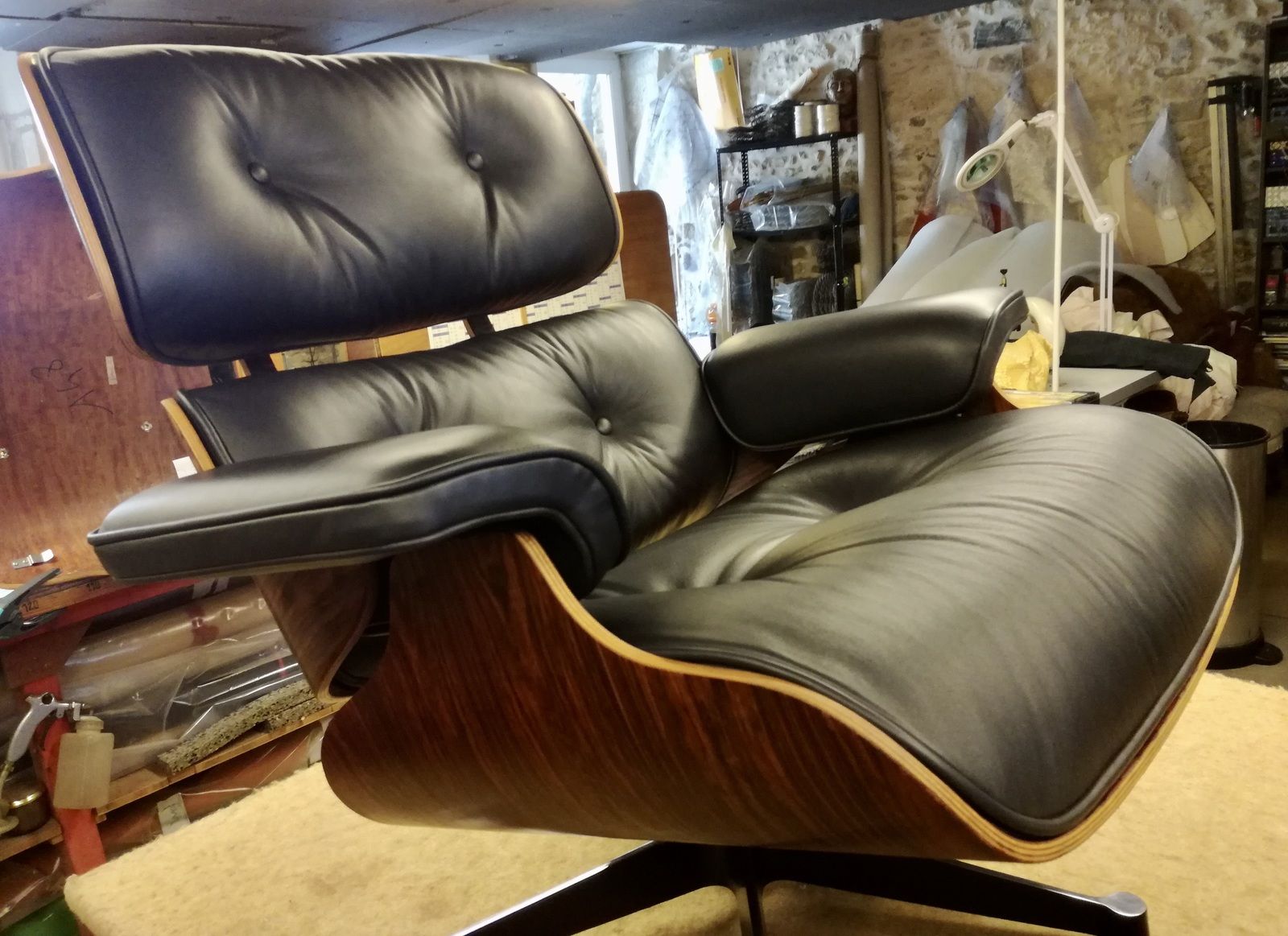 Philippe hafner, tapissier sellier. Spécialiste de la restauration de sièges Vintage eames. Cuir qualité d'origine légèrement satiné.