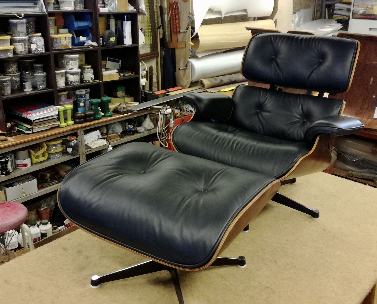 Philippe hafner, tapissier sellier. Spécialiste de la restauration de sièges Vintage eames. Cuir qualité d'origine légèrement satiné.