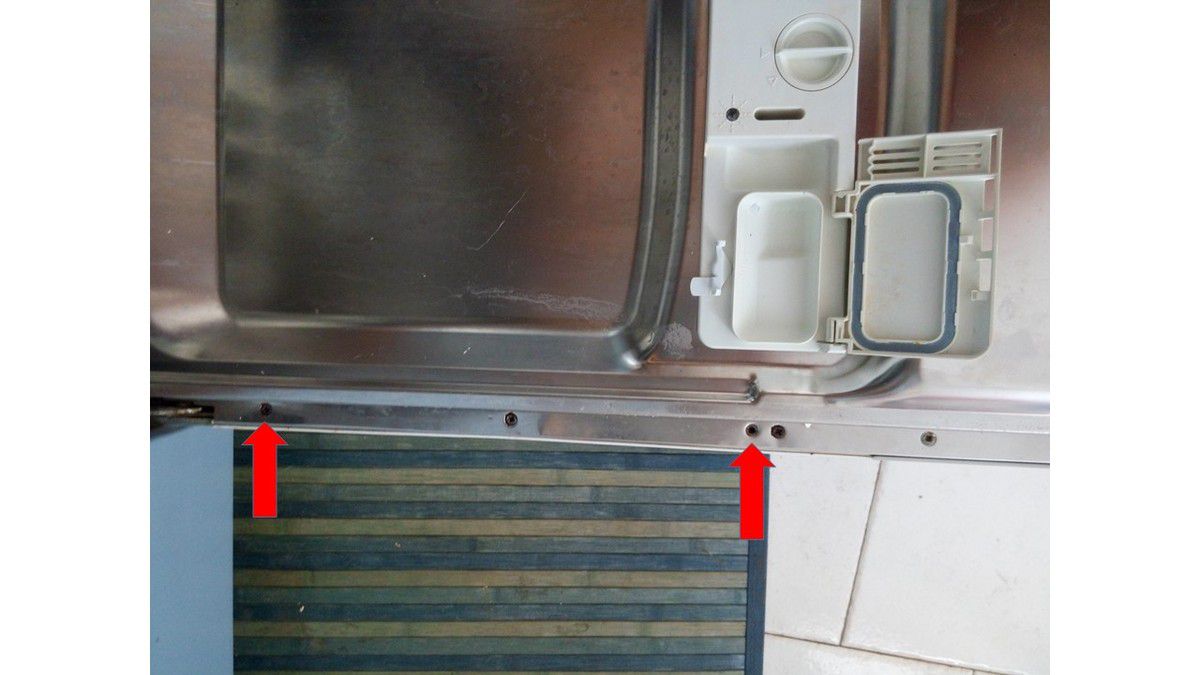 Come smontare il pannello di legno anteriore di una lavastoviglie ad incasso  - Caso Ariston LI460 - Il Blog di Petardo