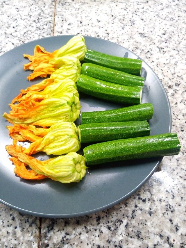 Sorprendente torta salata con zucchine e i loro fiori che utilizza al