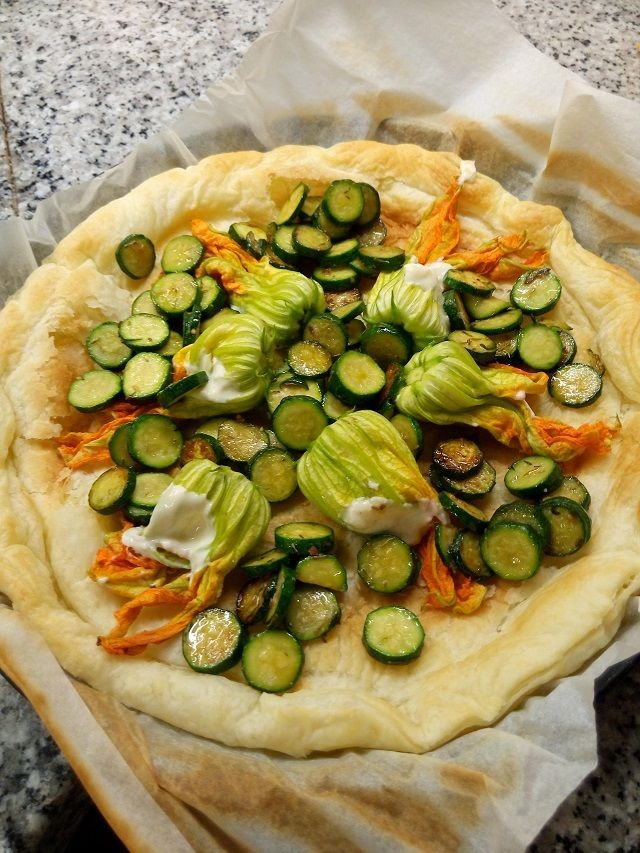 Sorprendente torta salata con zucchine e i loro fiori che utilizza al