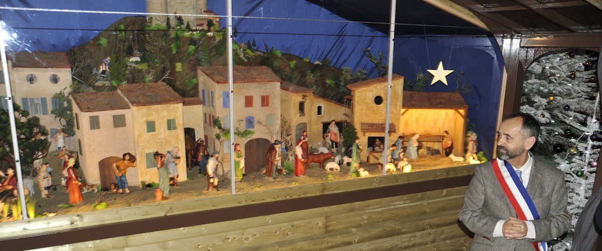 Béziers : Robert Ménard inaugure la crèche de Noël toujours décriée et s'en prend aux "laicards 