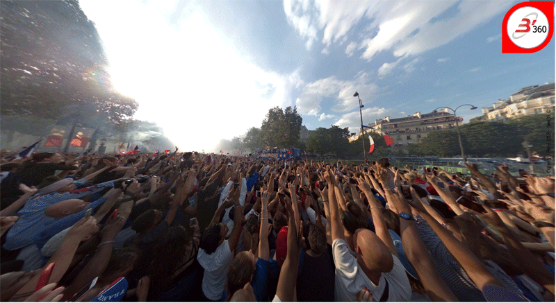 Les Bleus attendus par les Français au Rond Point des Champs Elysées - Paris - France Champions du Monde