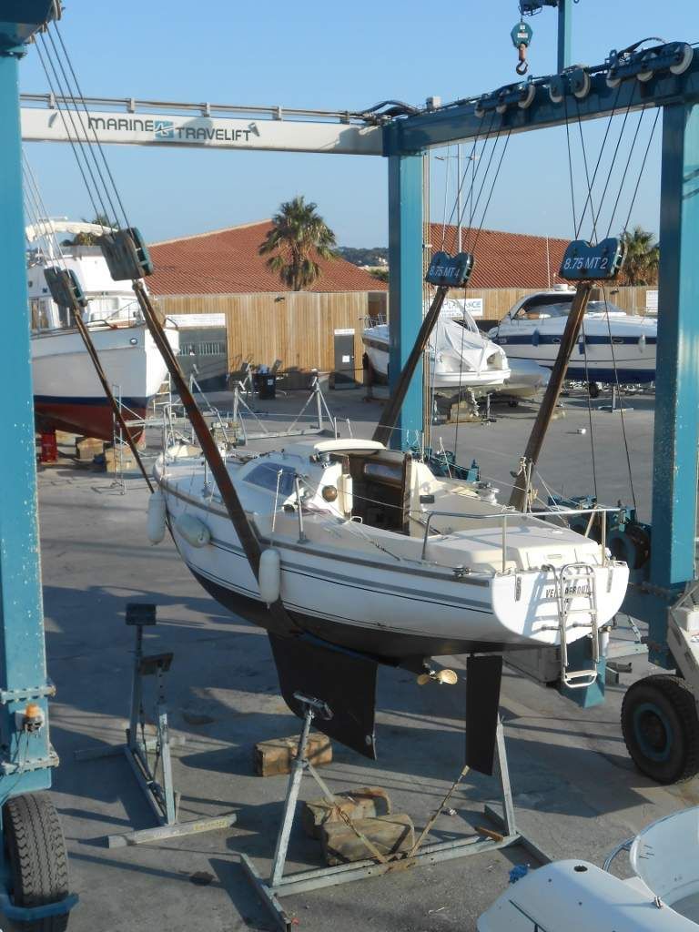 La fièvre du carénage... Et le petit bateau de Cyril, notre voisin