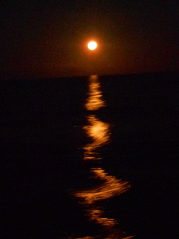 Navigation de nuit, lune "rousse" et l'arrivée sur notre premier mouillage, on se croirait à Fos Sur Mer !
