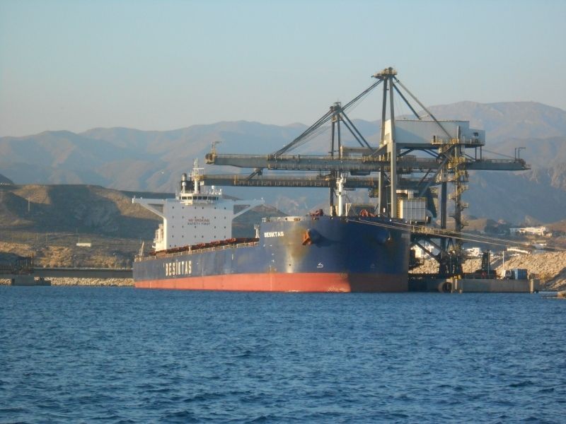 Navigation de nuit, lune "rousse" et l'arrivée sur notre premier mouillage, on se croirait à Fos Sur Mer !